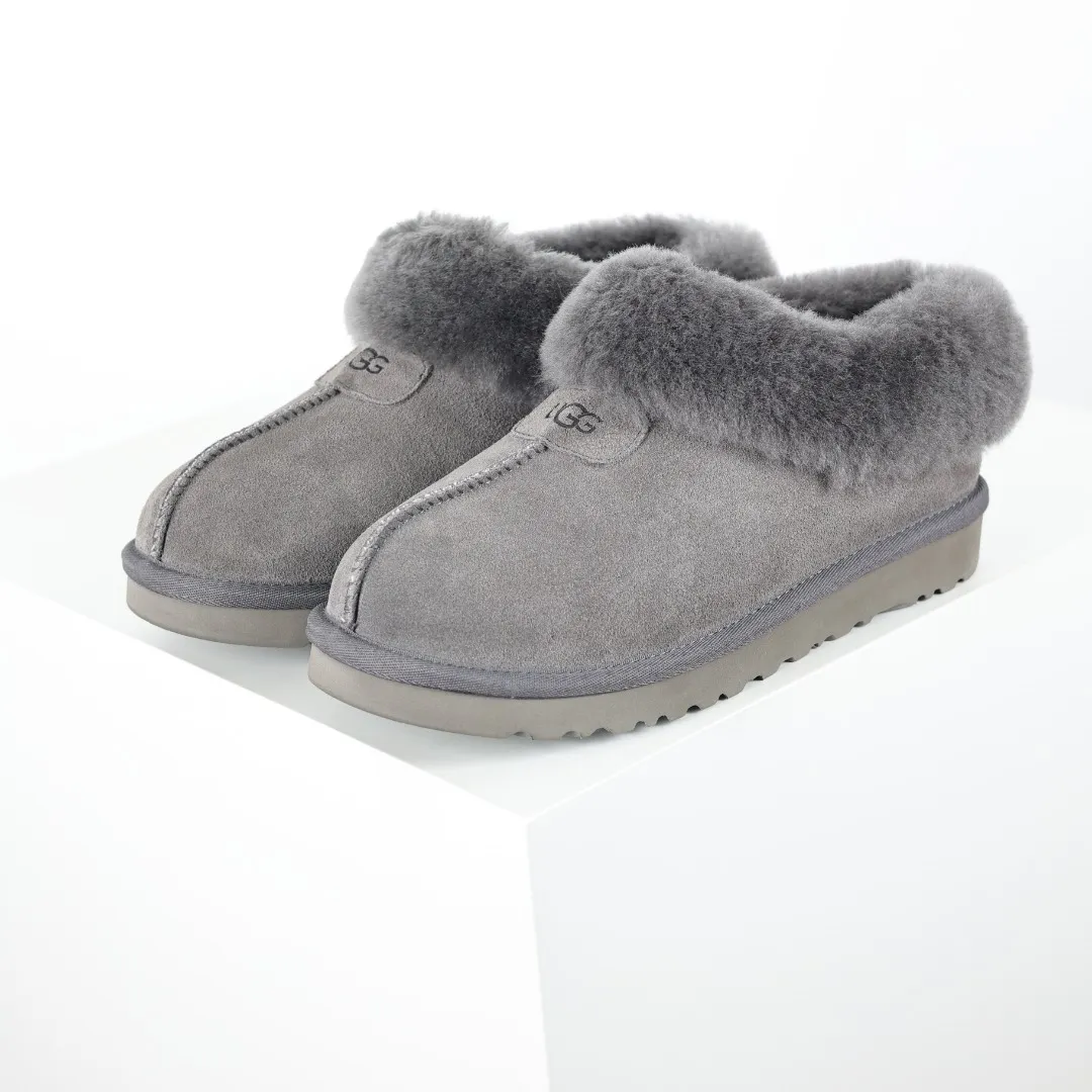 Pick up locally 💰520 Core recommendation with good price It is a very suitable choice for home use. In recent years, uug has launched a series of styles, which are partially geared towards the preferences of young consumers and have also moved to the forefront of fashion trends. Shoe body material: water-repellent coated suede upper, 17 mm UGGPURE™ implantable wool insole, lightweight non-slip and comfortable rubber outsole, with brand LOGO and trademark, with full packaging Size: 35 36 37 38 39 40